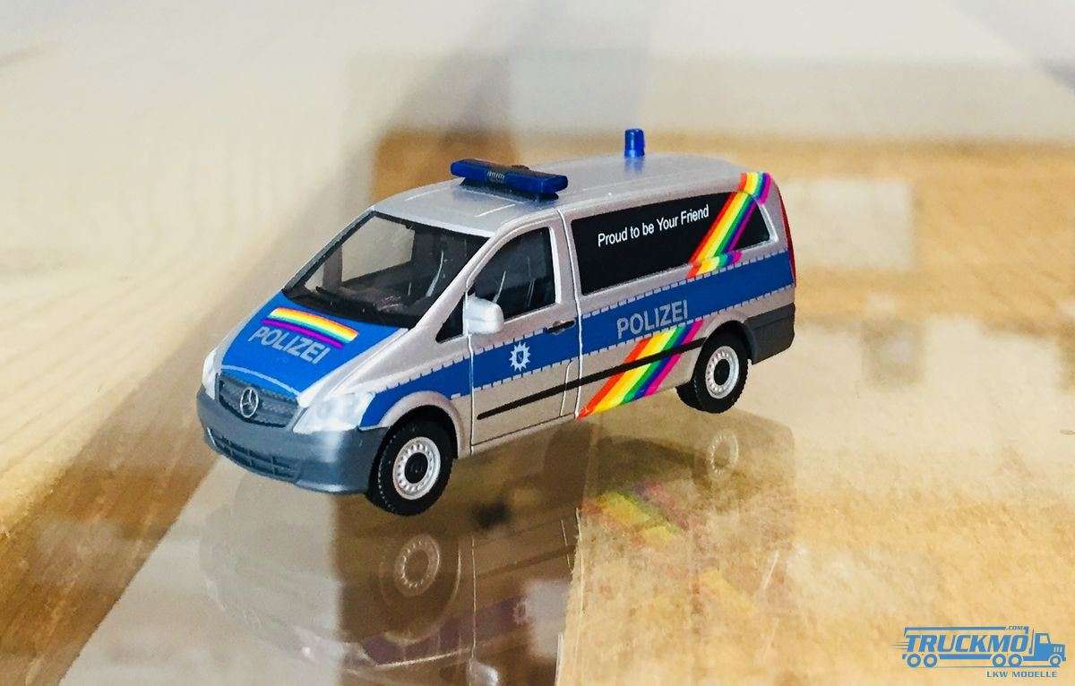 Herpa Polizei Bremen Proud to be a friend Mercedes Benz Vito Bus 941792