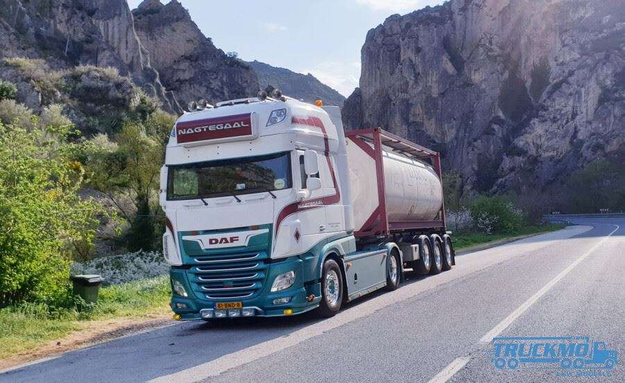 WSI Jan Nagtegaal Transport DAF XF Super Space Cab MY2017 4x2 30ft Container Semitrailer 3axle + 20ft Tank Container 01-4297